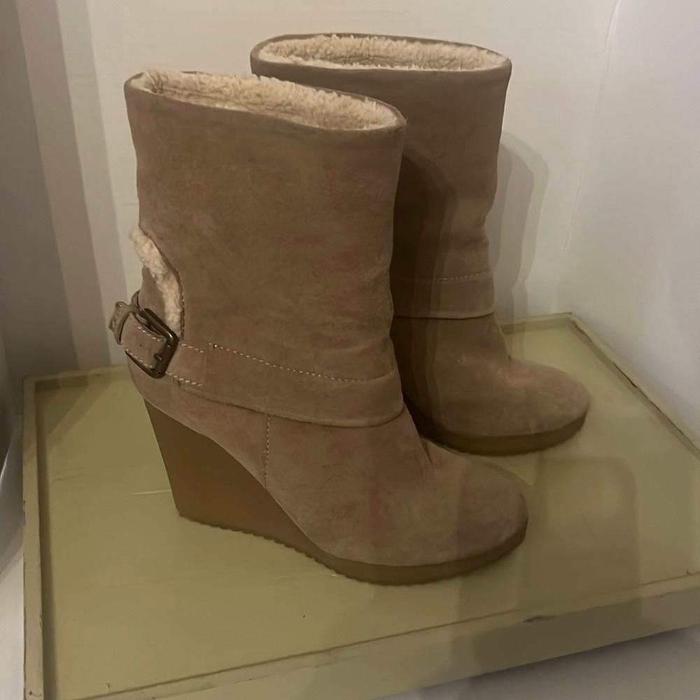 Nine West brand. Women’s brown suede boots. Great condition.